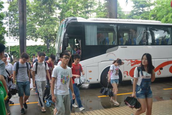 华农学子风雨无阻参观乡喜液体肥